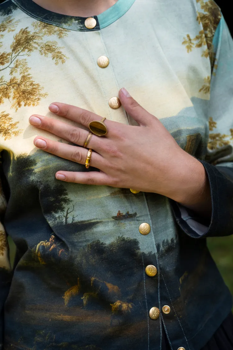 作品中的湛藍天空築出詩意十足的想像空間。品牌提供