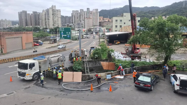 基隆工务处在碇内源远路的沟渠进行清理作业。翻摄照片