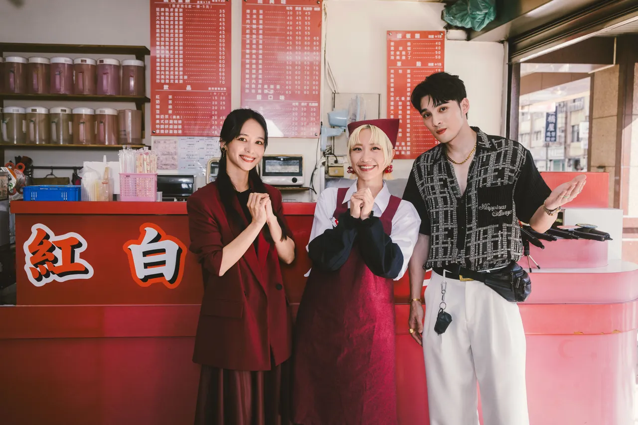 三位(左)陈明珠、Lulu黄路梓茵、黄伟晋，再度接任超级巨星红白艺能大赏主持人。台视提供