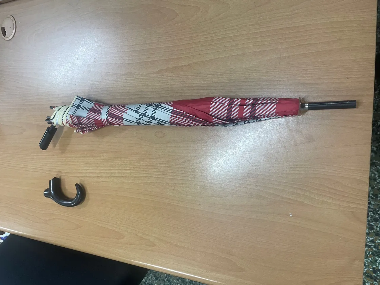 雨伞的握柄都被打断。翻摄画面