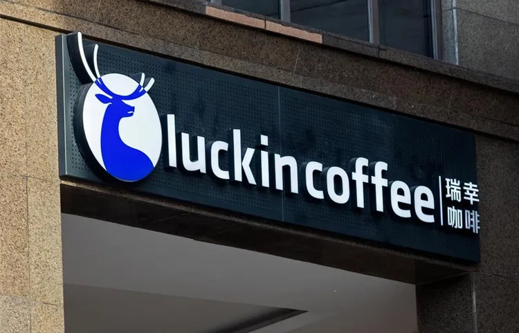 中国连锁咖啡品牌「瑞幸咖啡」（Luckin Coffee）传出12月将在台北开设首家台湾门市。图取自shutterstock