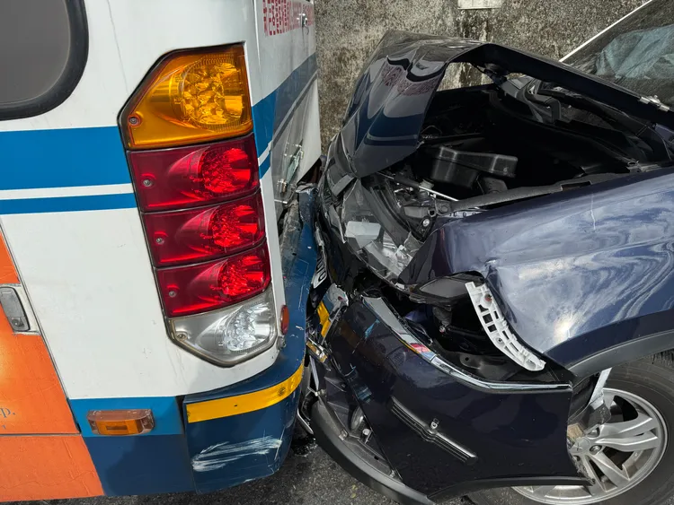 保大警員開警車恍神，撞上路邊違規公車，車頭嚴重凹陷。翻攝畫面