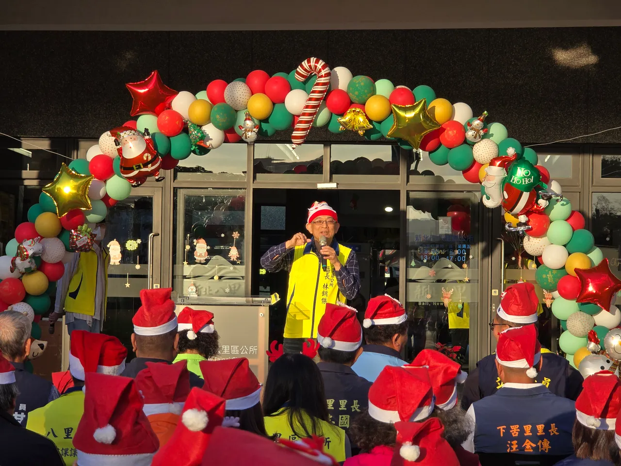 八里區長林銚傑主持2025八里聖誕幸福光園點燈儀式，邀請民眾一起來感受燈飾浪漫氛圍。公所提供