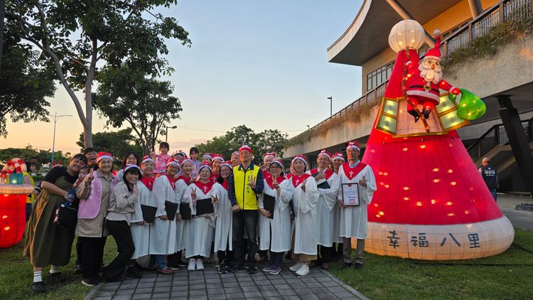 冬季光海!八里行政中心變身聖誕村 巨型耶誕帽、雪橇麋鹿Q萌超吸睛
