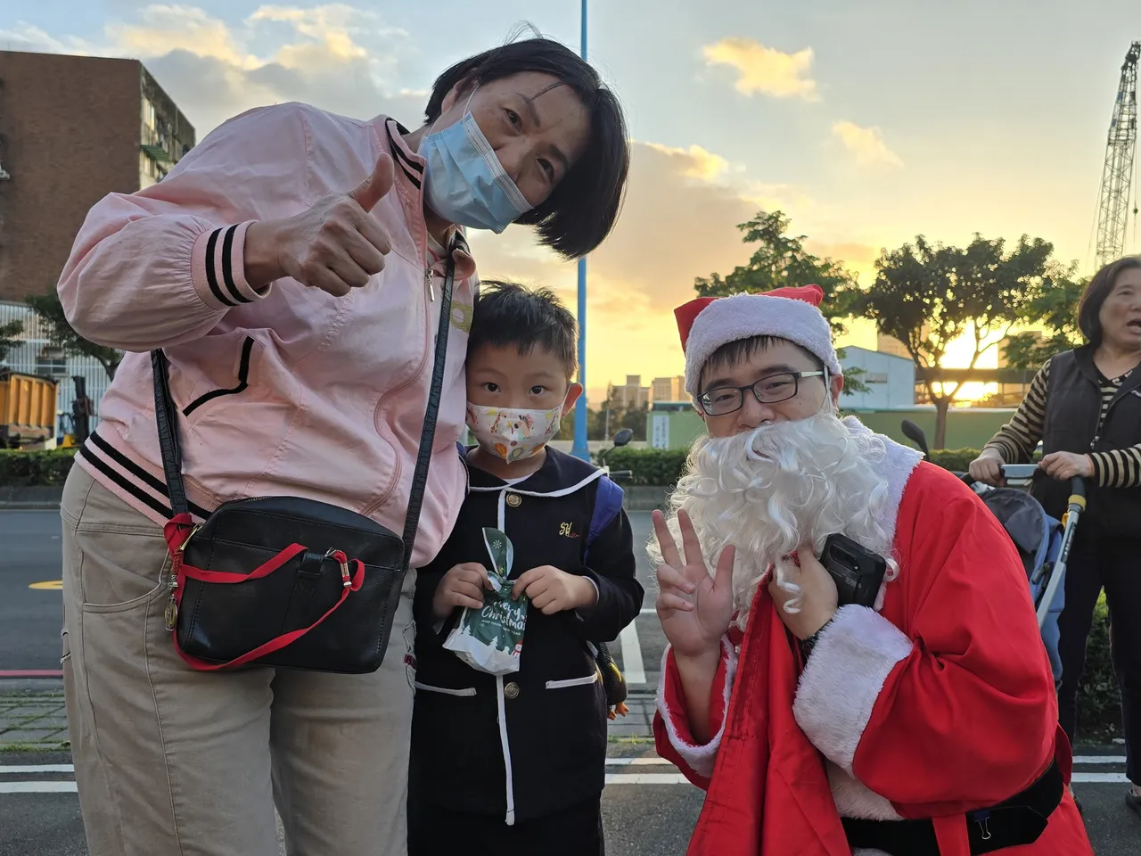 媽媽帶著小朋友來參加點燈盛典，很開心得到聖誕老公公糖果。公所提供