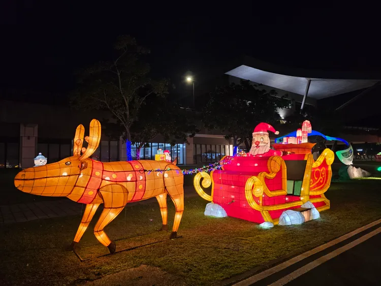 聖誕老公公架著麋鹿雪橇，夜間亮起特別有聖誕氛圍。公所提供