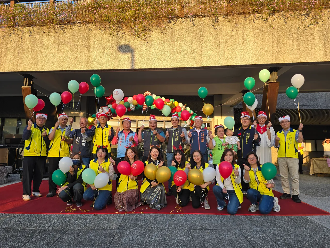 2025八里聖誕點燈，當地立委、議員及里長們熱情參與。公所提供