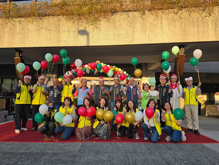 2025八里聖誕點燈，當地立委、議員及里長們熱情參與。公所提供