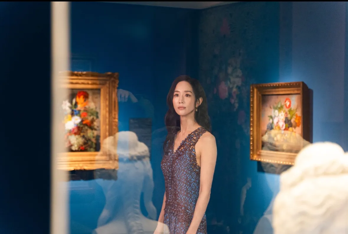 张钧宁逛展画面美得像一幅画。时艺多媒体提供