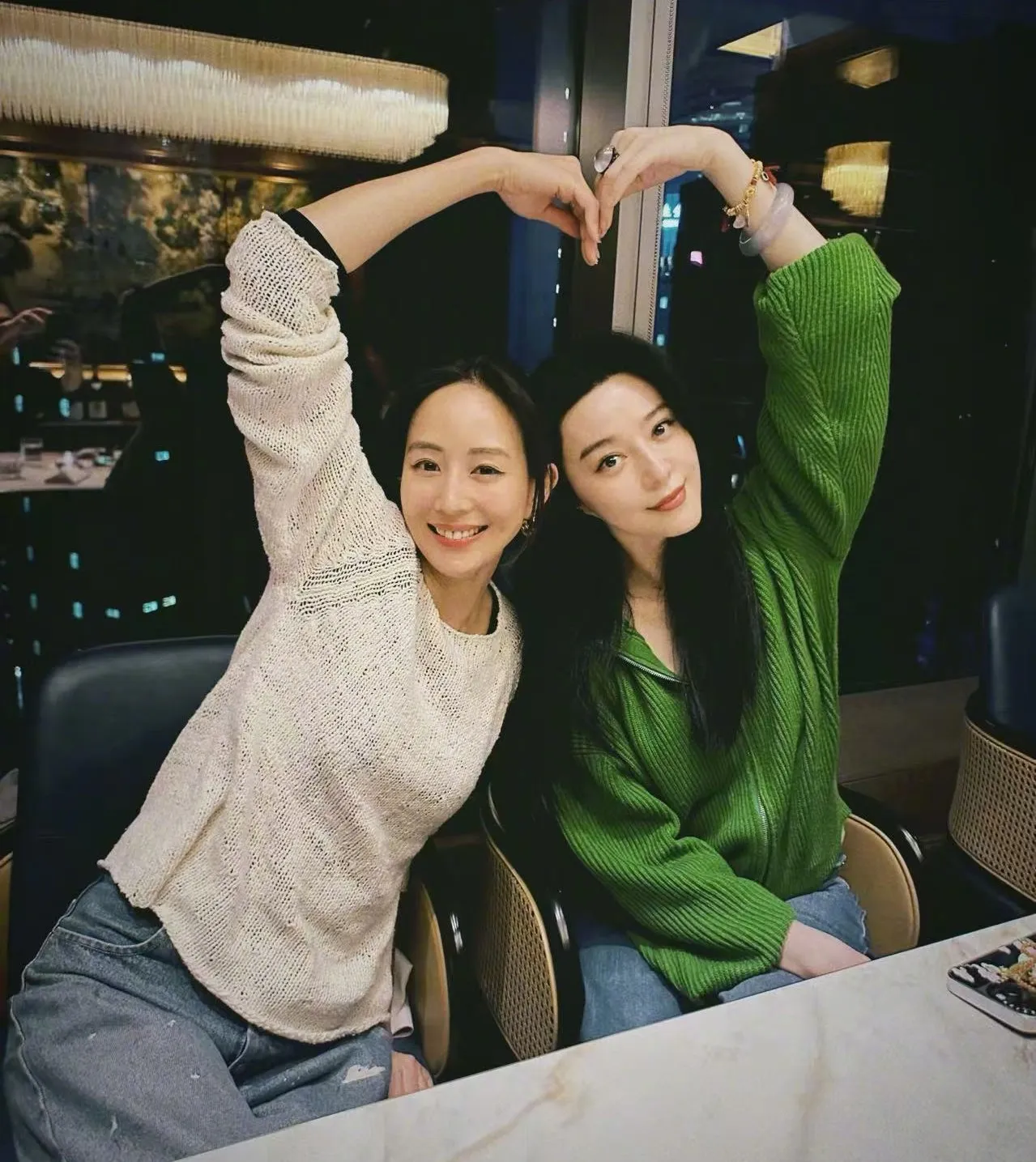 张钧宁与范冰冰因合拍《武媚娘传奇》建立好交情。翻摄范冰冰微博