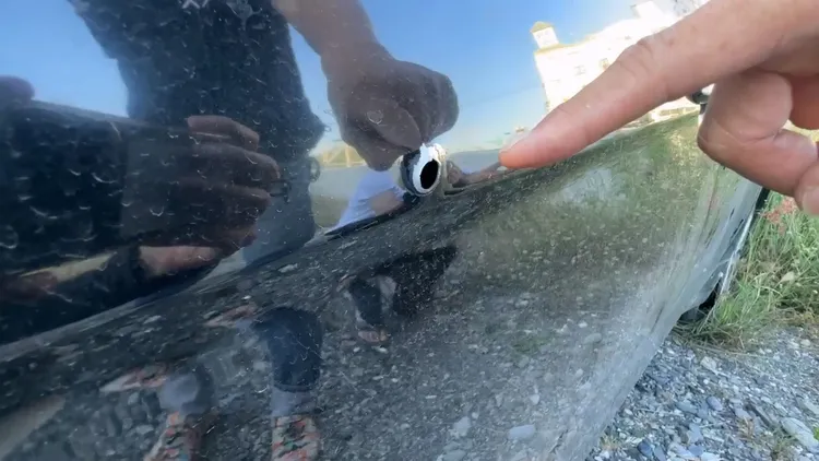 李男車輛被警方打的彈痕累累。翻攝畫面