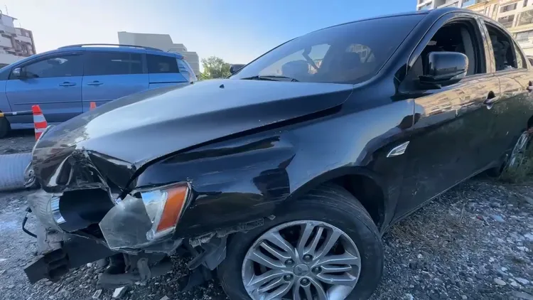 李男車輛被警方打的彈痕累累，車頭破損。翻攝畫面