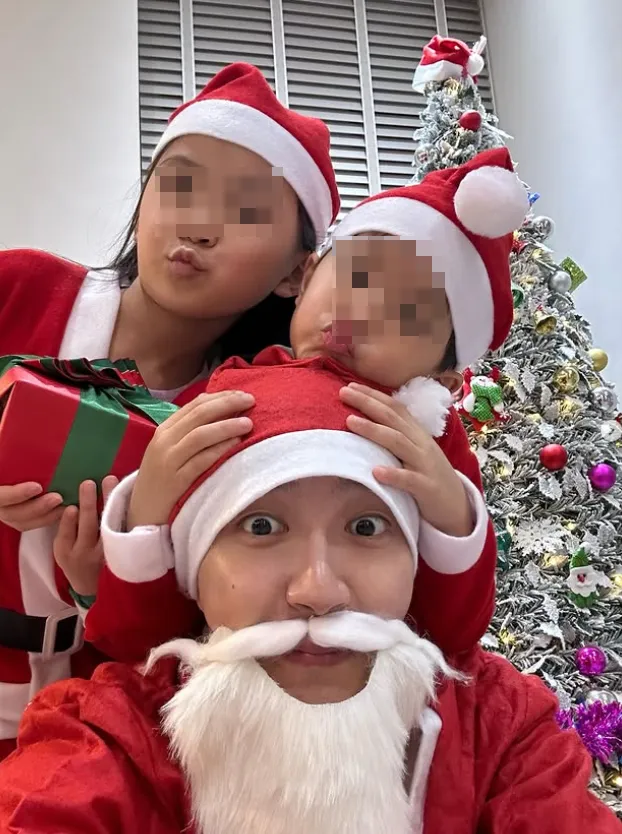 江宏傑扮聖誕老公公逗樂孩子。翻攝江宏傑IG