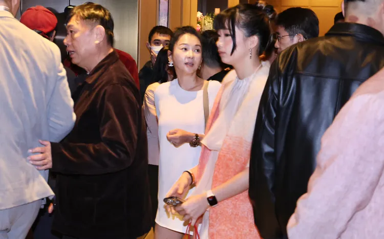 六月現身婚宴。莊宗達攝