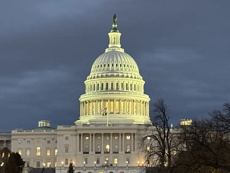 美国联邦参、众议院妥协版「国防授权法案」7日晚间上架，授权2026财政年度军援台湾最高10亿美元。图为美国国会大厦，摄于11月30日。中央社
