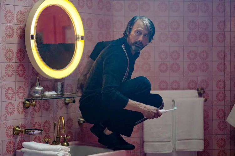 邁茲米克森飾演「神祕殺手鄰居」一角。采昌提供