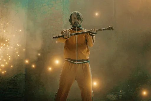 「汉尼拔」竟是李小龙迷弟　亲耍双节棍泄私下反差萌