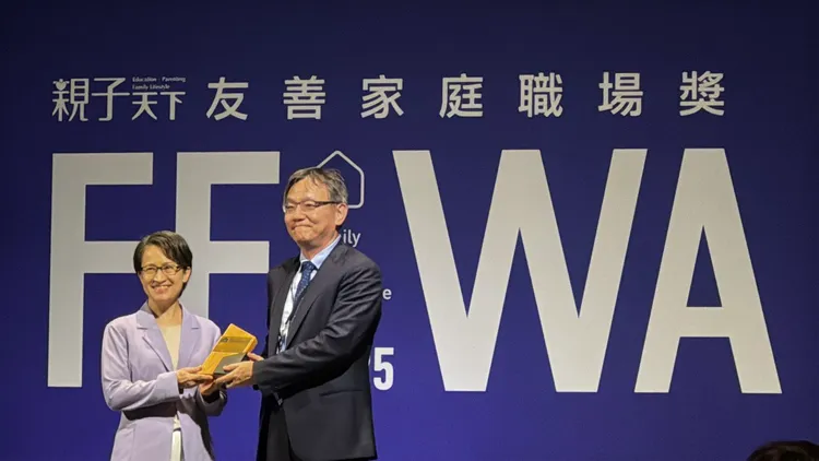 中華汽車榮獲親子天下友善家庭職場獎 ，蕭美琴副總統親自頒發獎項。業者提供