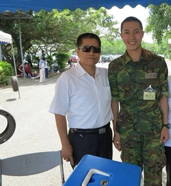 古程丰分享當兵時意外發現患有二、三尖瓣脫垂，甚至符合免役條件，但仍選擇堅持完成兵役 （左起古程丰父親、古程丰）。小超人綜合體能俱樂部提供