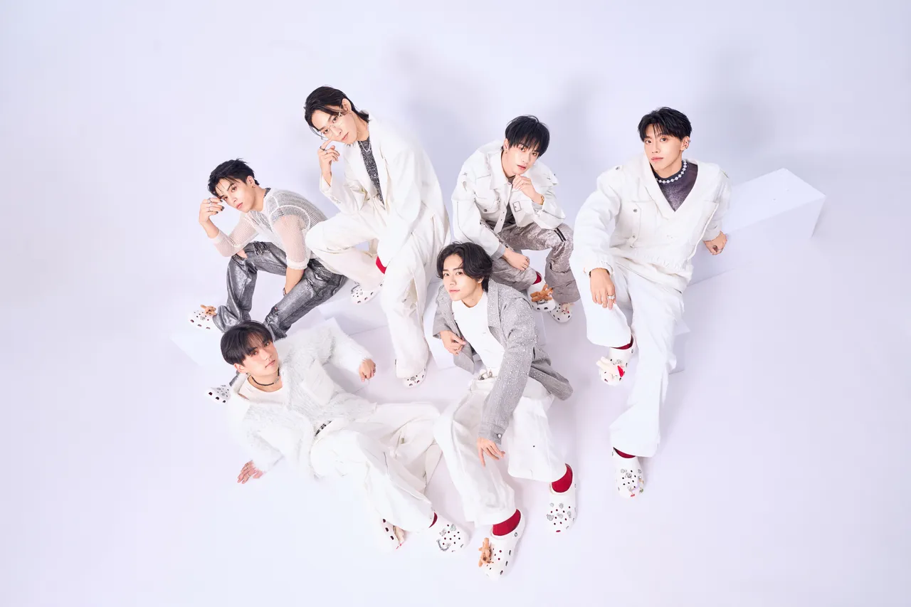 Ozone全员以银色系穿搭配上Crocs招牌洞洞鞋。品牌提供