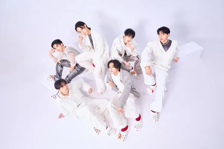 Ozone全員以銀色系穿搭配上Crocs招牌洞洞鞋。品牌提供