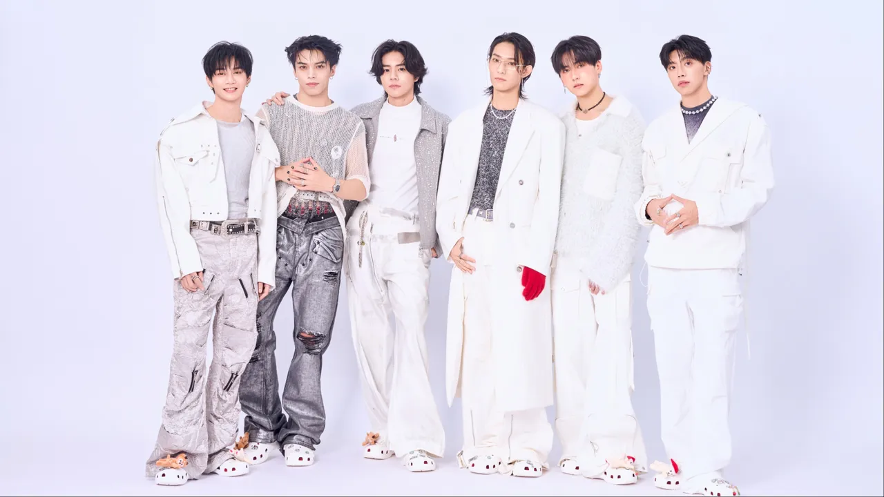 Ozone全員以銀色系穿搭配上Crocs招牌洞洞鞋。品牌提供