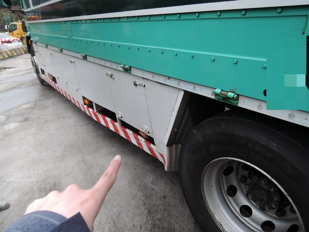 大货车遭小客车擦撞。国道警方提供