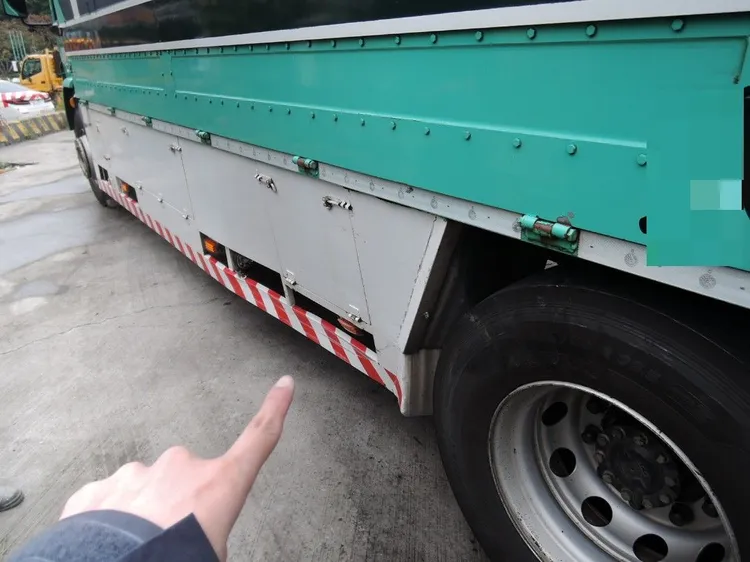 大貨車遭小客車擦撞。國道警方提供