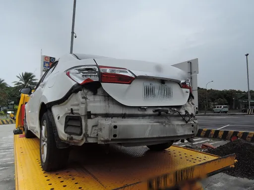 疑变换车道不慎　国1宝山路段小客车擦撞大货车