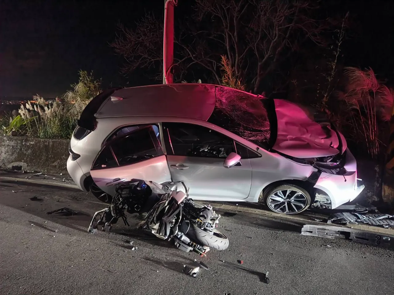 銀色轎車失控撞倒2輛機車後再撞上路邊電線桿才停下，現場車輛損毀嚴重。翻攝畫面