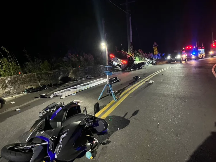 劉男駕駛的銀色轎車跨越雙黃線逆向衝撞對向2機車，其中1車墜落山坡，造成3人受傷。翻攝畫面