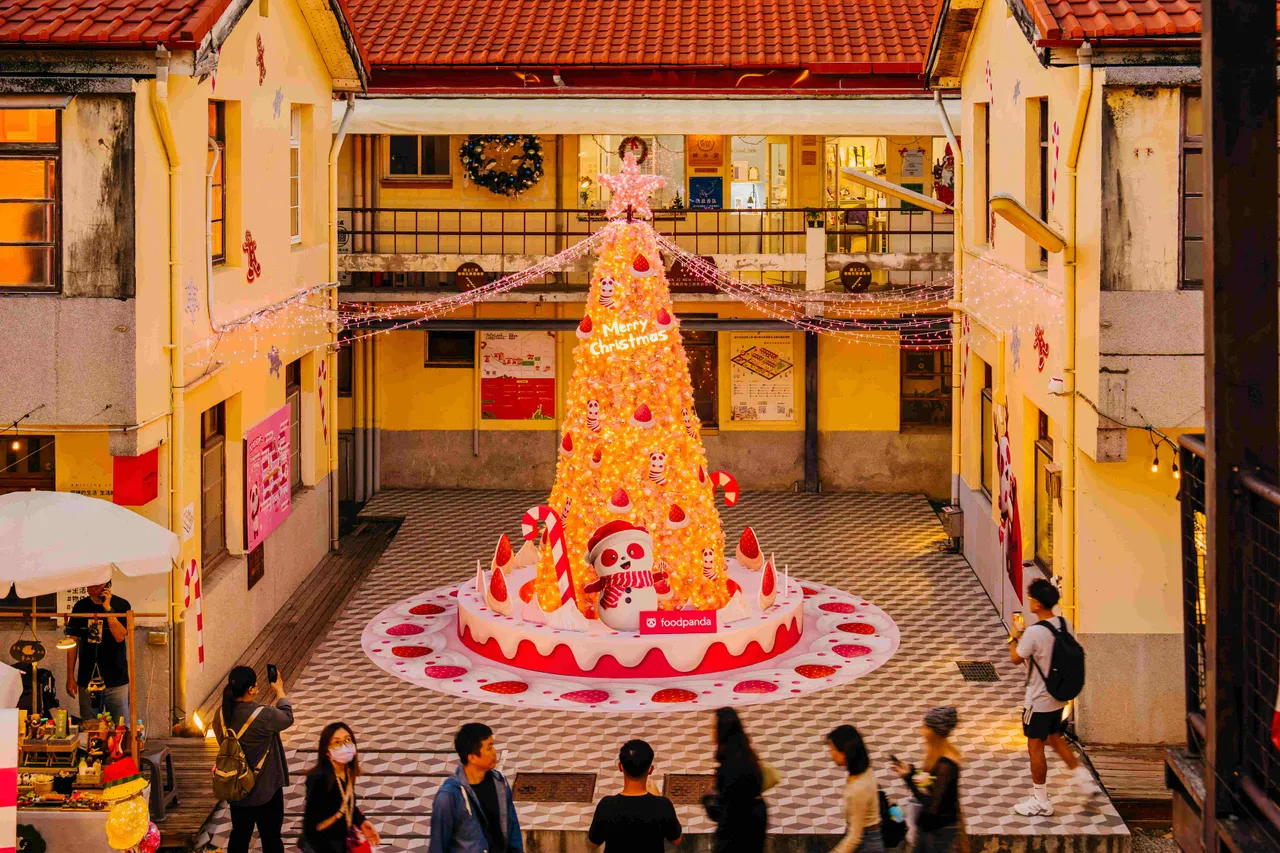 于台中审计村打造出4米高的粉色耶诞树。foodpanda提供