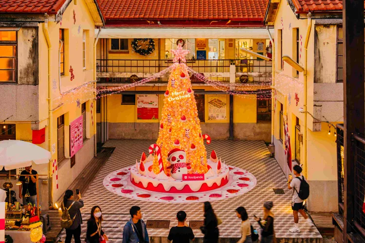 於台中審計村打造出4米高的粉色耶誕樹。foodpanda提供