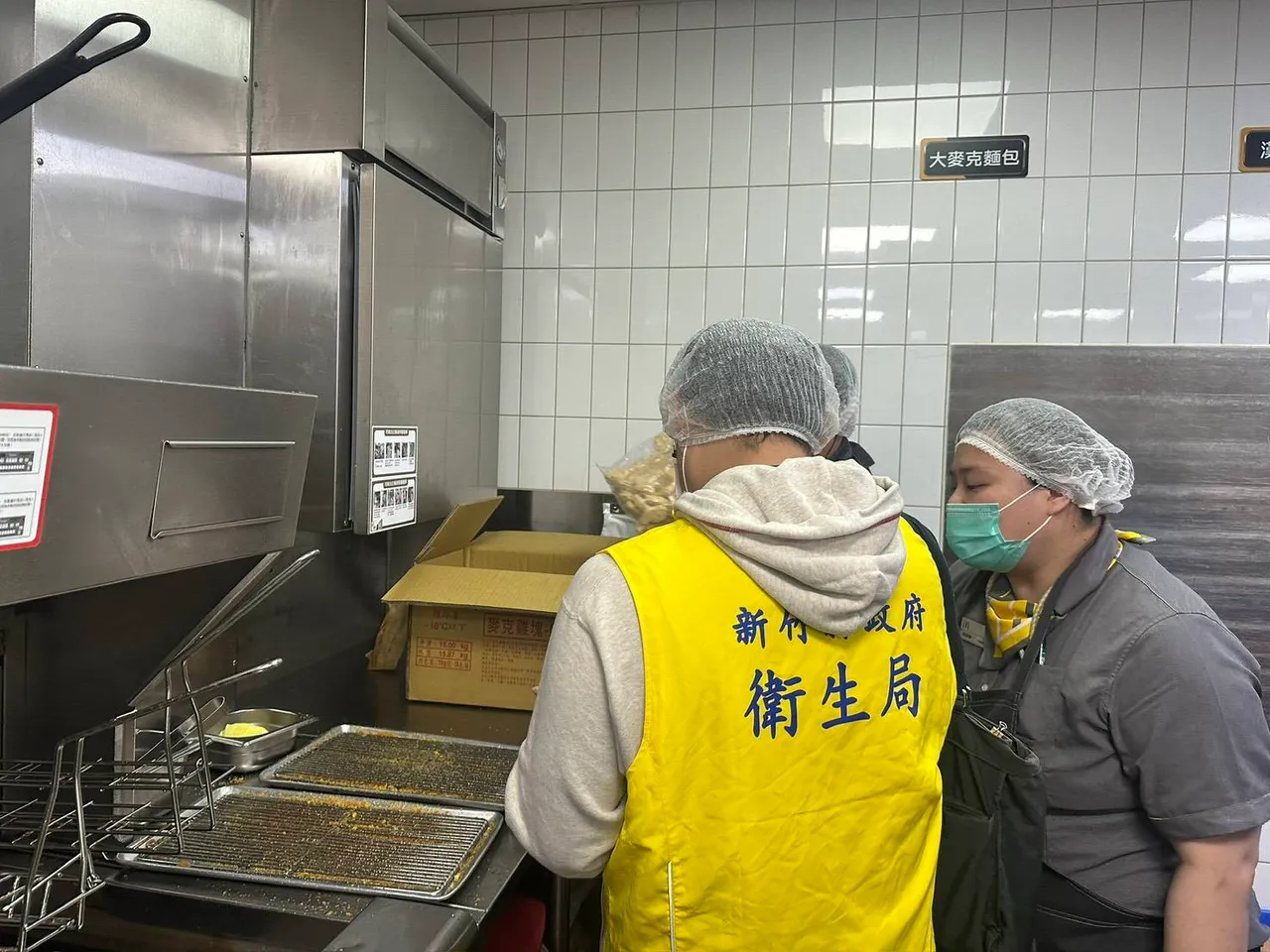 新竹县卫生局今派员稽查该店家。翻摄画面