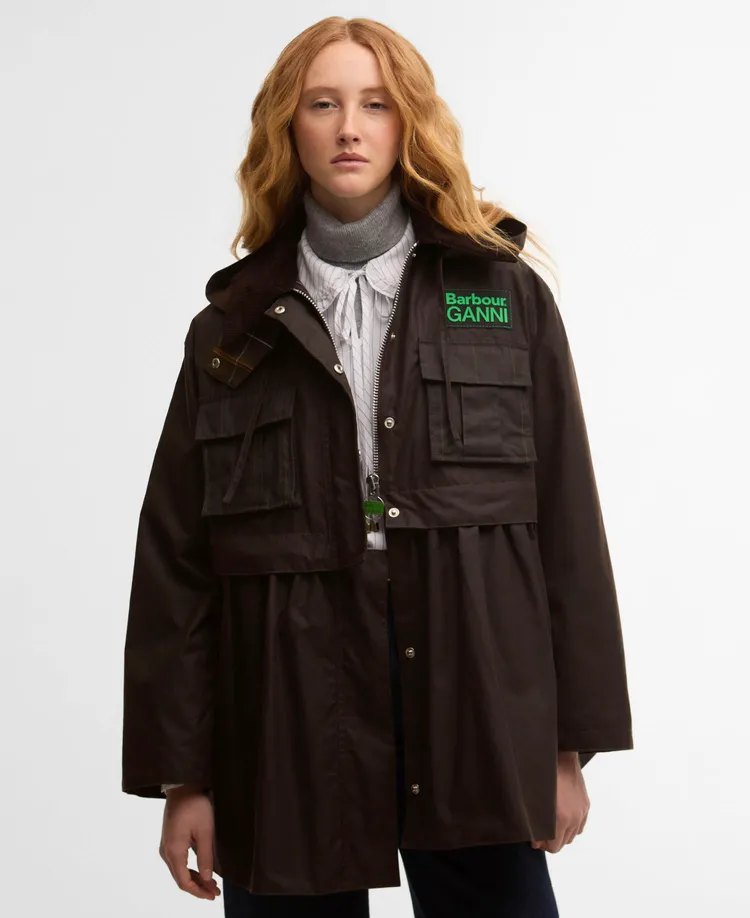 Barbour x GANNI Peplum油布外套，2萬3000元。品牌提供