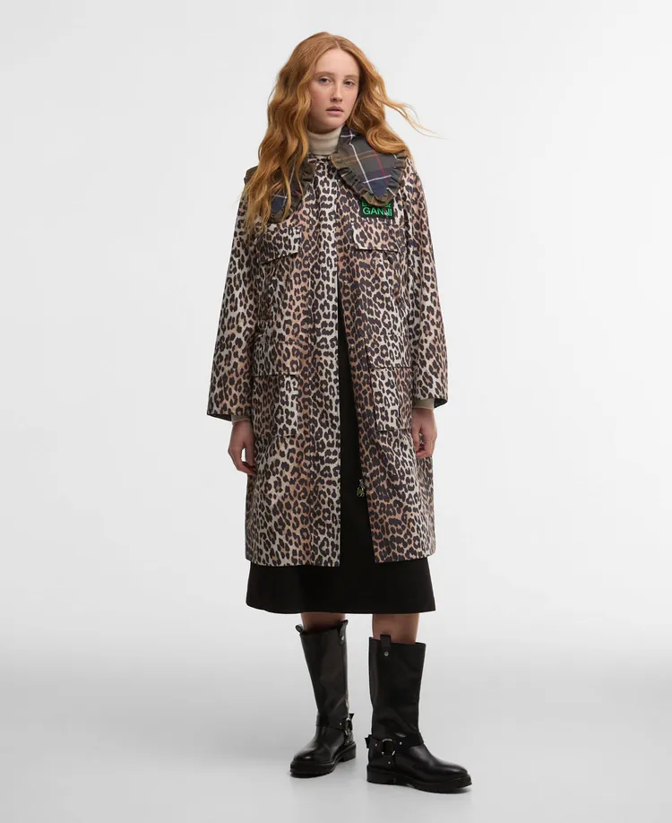 Barbour x GANNI豹紋防水派克外套，2萬1000元。品牌提供