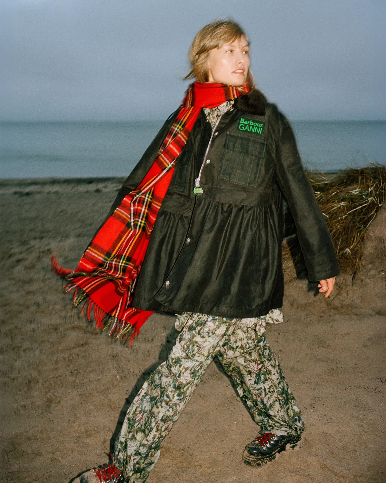 全新联名设计聚焦在「Peplum伞状剪裁」。品牌提供