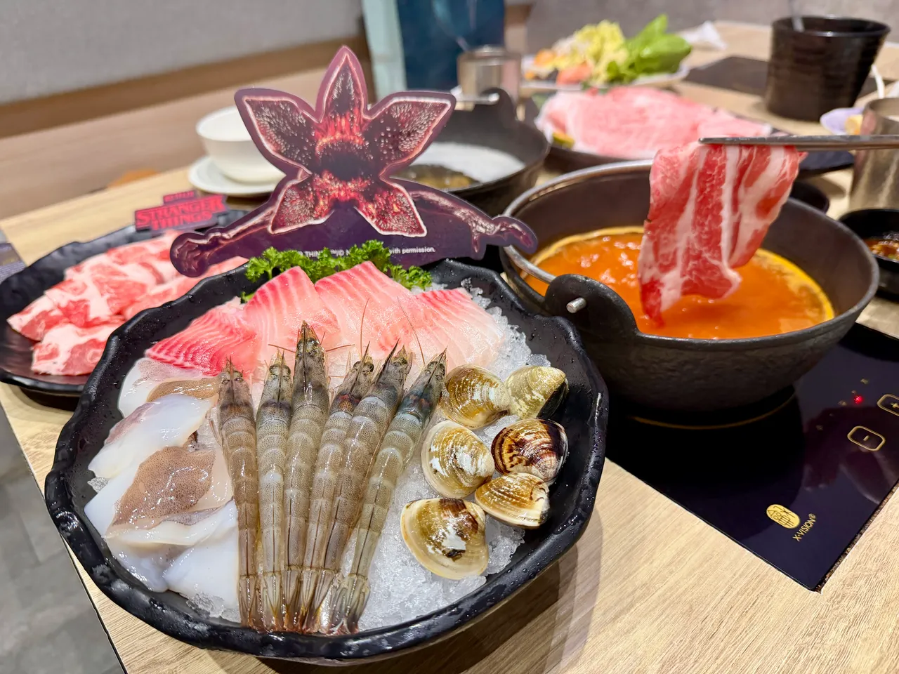 築間幸福鍋物「怪奇物語聯名套餐」可吃到伊比利豬等海陸拼盤。莊偉祺攝