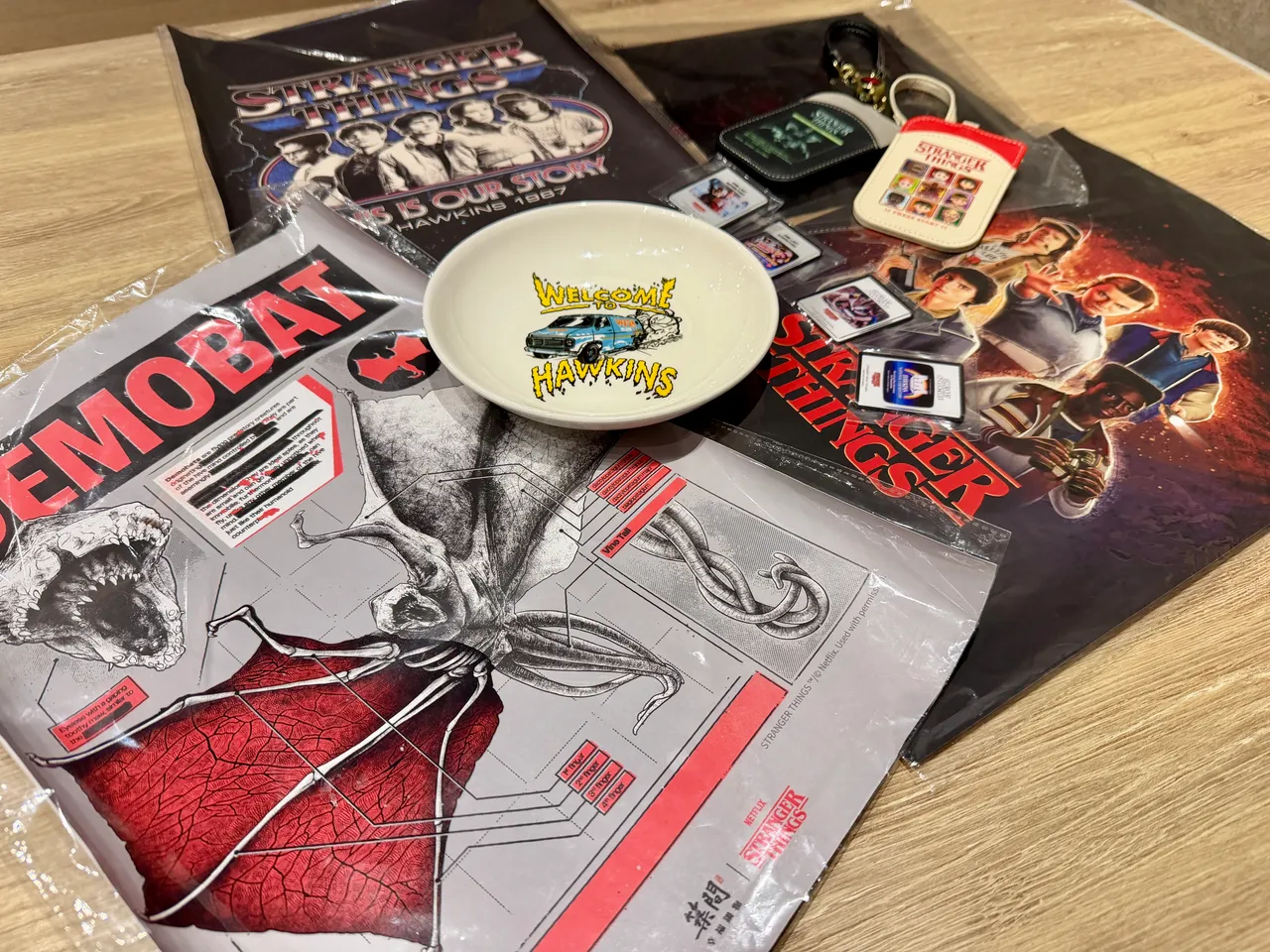 Netflix影集《怪奇物語》與築間幸福鍋物聯名週邊商品。莊偉祺攝