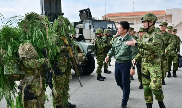日本防衛大臣小泉進次郎（右二）視察自衛隊基地。翻攝　Ｘ＠小泉進次郎