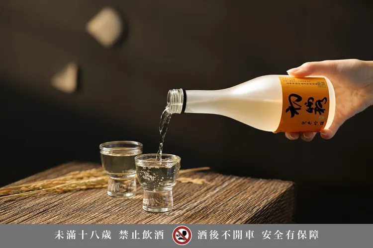 晶泉丰旅延續與霧峰農會酒莊合作，於「從心．澄淨」專案中贈送屢獲國際酒評肯定的「初霧純米吟釀」，以細緻清香陪伴冬日旅程。晶泉丰旅提供