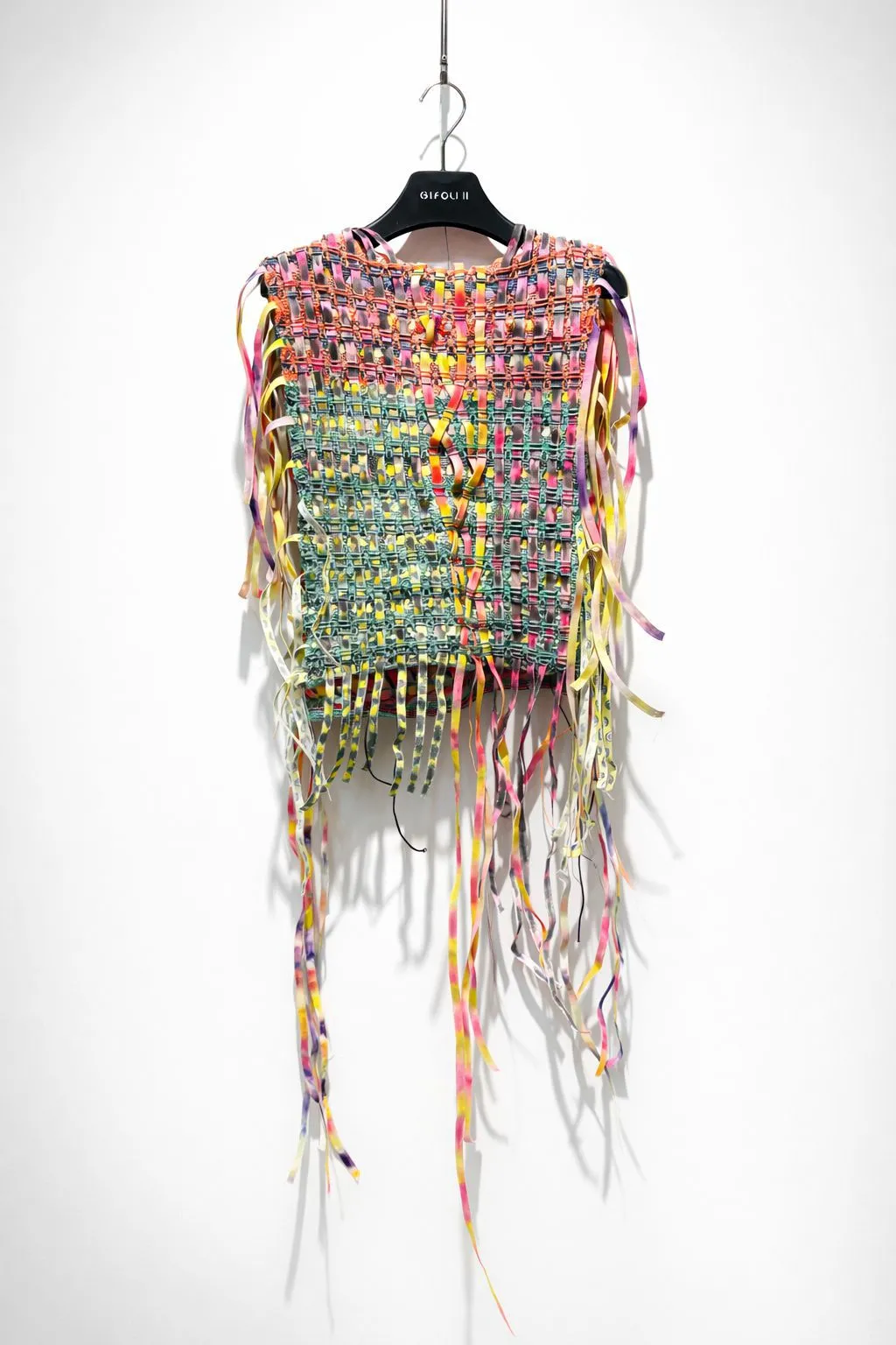 礁溪晶泉丰旅于2026年第一季 旅美艺术家杜盈蓓「共织．织心」个展，作品「Twins」以针织结合彩绘松紧带，转化过剩辅料为艺术媒介，探讨劳动与情感的当代美学。晶泉丰旅提供