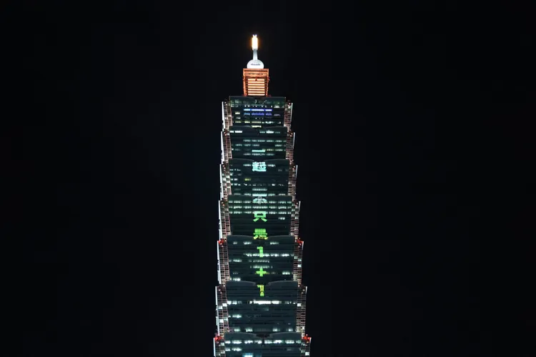 國泰金控宣布今年再度點亮台北101，與全民攜手迎接新年，延續「BETTER TOGETHER 共創更好」品牌主軸，今年提出「一起 不只是1+1」品牌精神，透過現代化光影技術點亮溫暖祝福。莊宗達攝