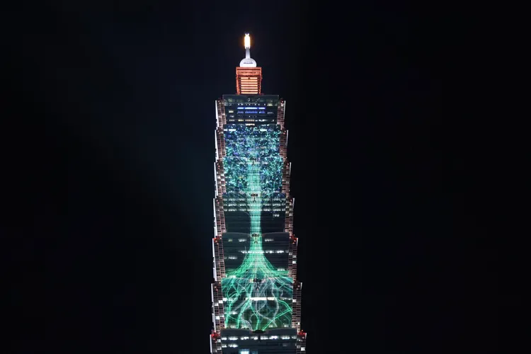 國泰金控表示，光雕以溫暖光暈的檯燈意象揭開序幕，象徵人與人之間的陪伴與守護；隨後，畫面中的多元粒子匯聚成光點、光球與大樹。莊宗達攝