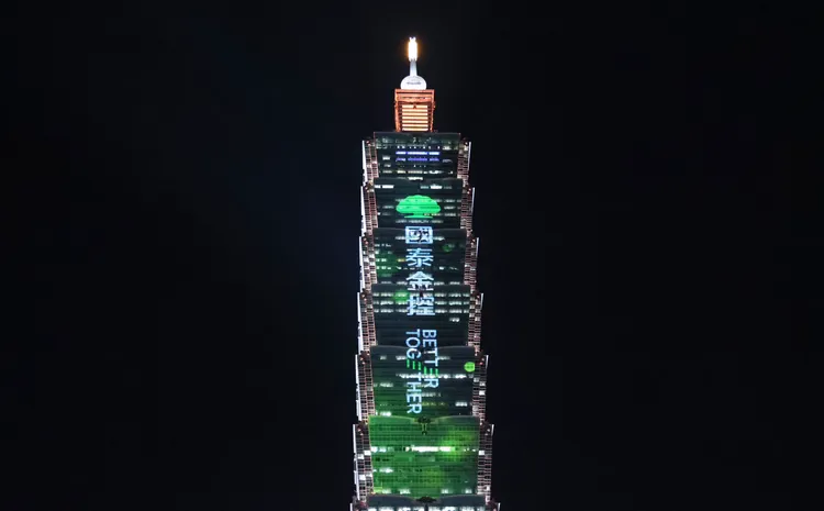 國泰金控宣布今年再度點亮台北101，與全民攜手迎接新年，延續「BETTER TOGETHER 共創更好」品牌主軸，今年提出「一起 不只是1+1」品牌精神，透過現代化光影技術點亮溫暖祝福。莊宗達攝