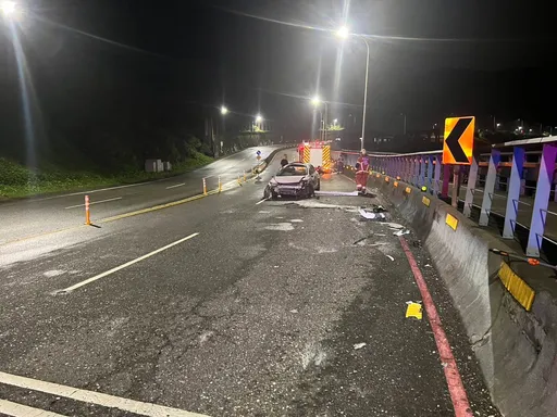 載妹夜遊遇死劫！22歲男彎道失控猛撞護欄　車毀命斷北海岸