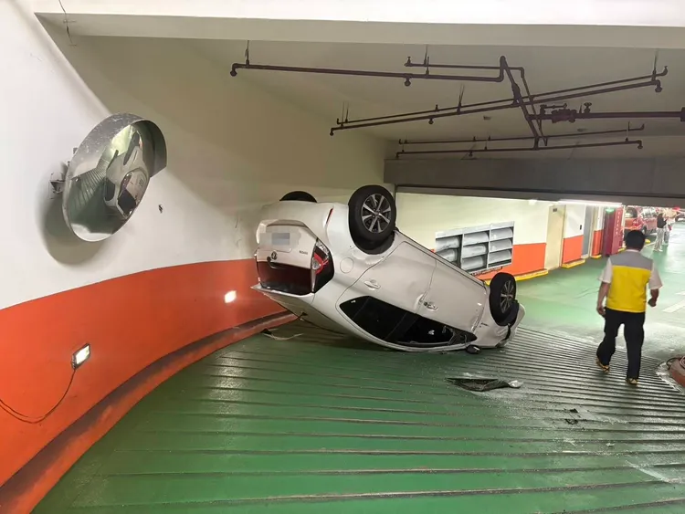 小客车四轮朝上翻落地下停车场车道。桃园警分局提供