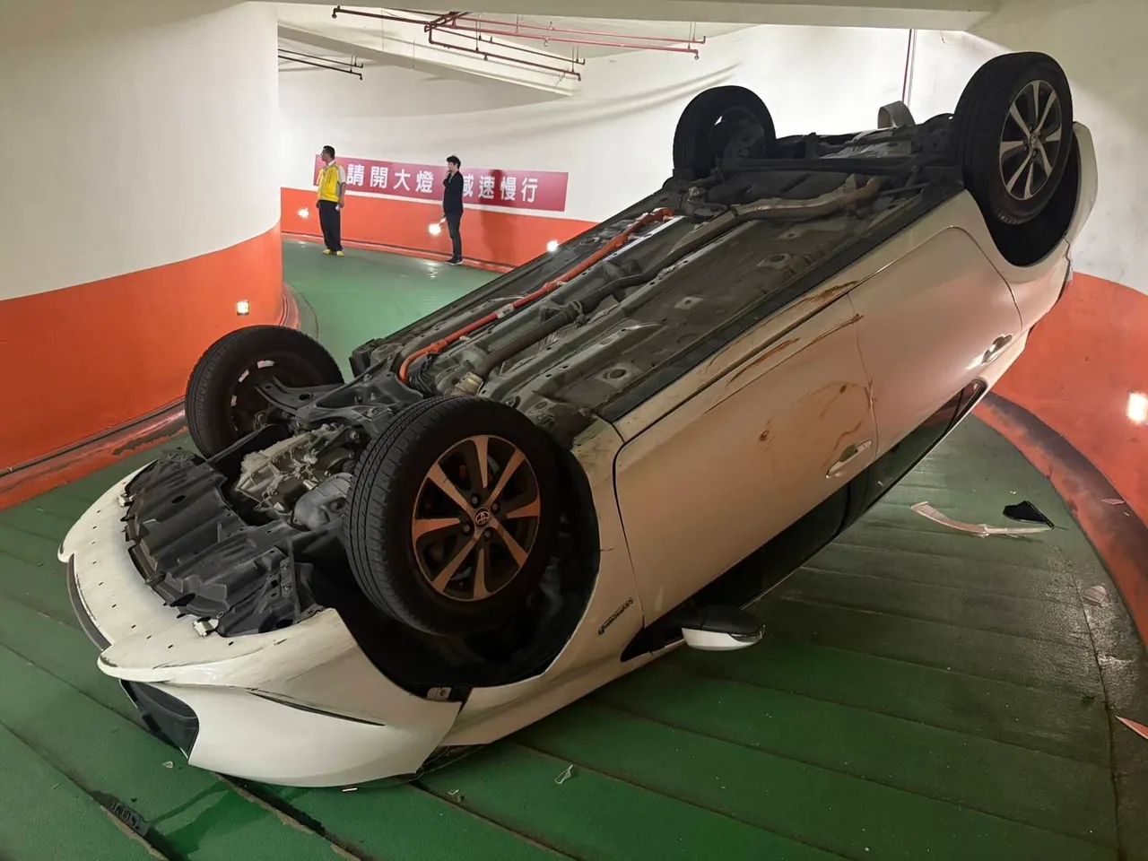 小客车翻车。桃园警分局提供