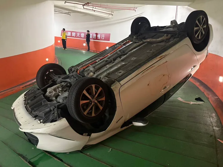 小客車翻車。桃園警分局提供