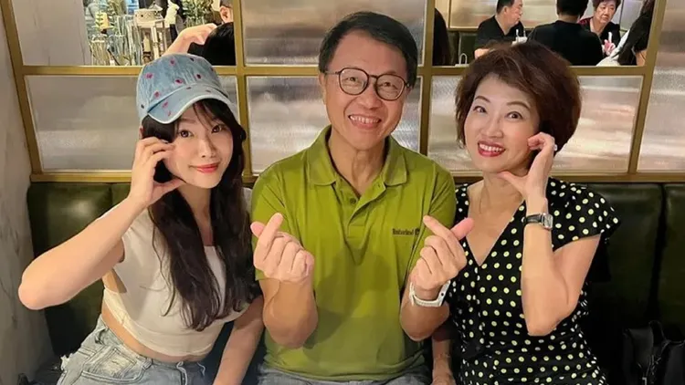 梅嬿翎（左一）是主播梅聖旻、吳中純的獨生女。翻攝吳中純臉書